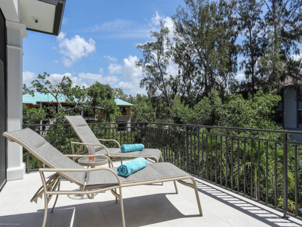 Luxurious Vacation Pool Home in Siesta Key 5 min walk to beach